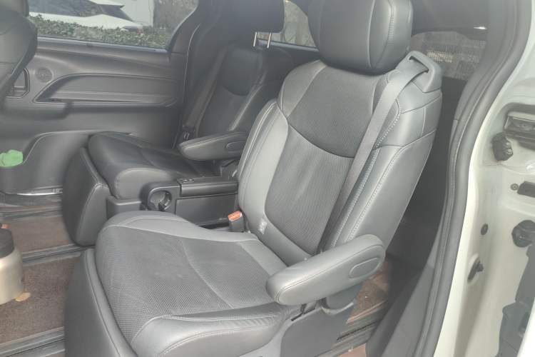 Used Toyota Sienna 2023 2.5L Hybrid Deluxe Edition
