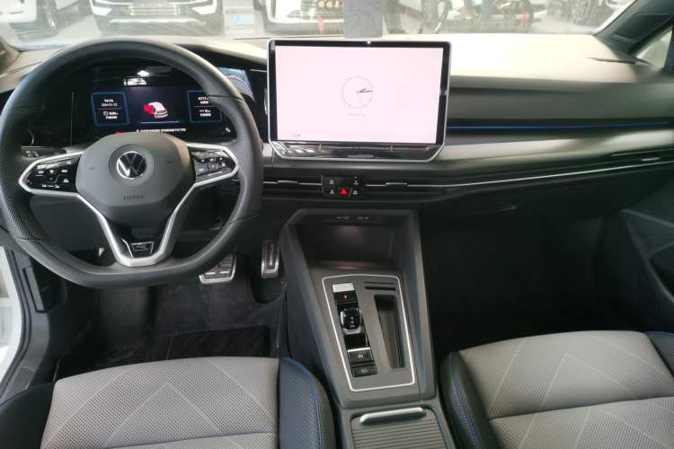 Used Volkswagen Golf 2025 300TSI R-Line
