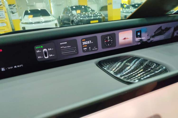 Used  12 2024 700 Three-Laser Rear-Wheel Drive Luxury Edition
