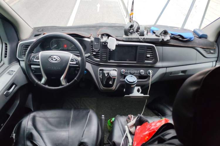 Used SAIC MAXUS Xintu V80 2024 Aotong 6AMT Short Wheelbase Mid-Roof Model with 127 Ps 5 Seats