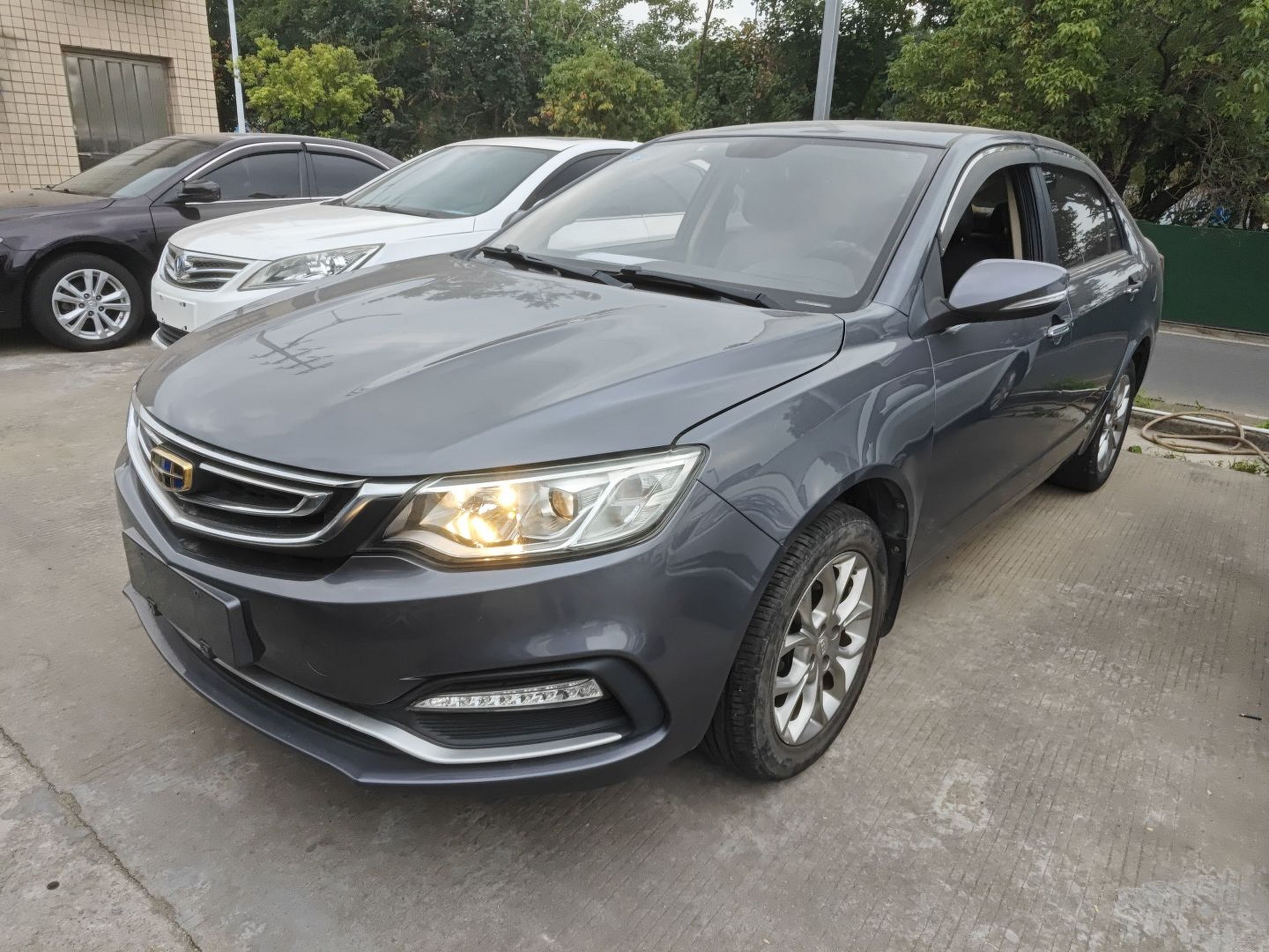 Под передней частью автомобиля