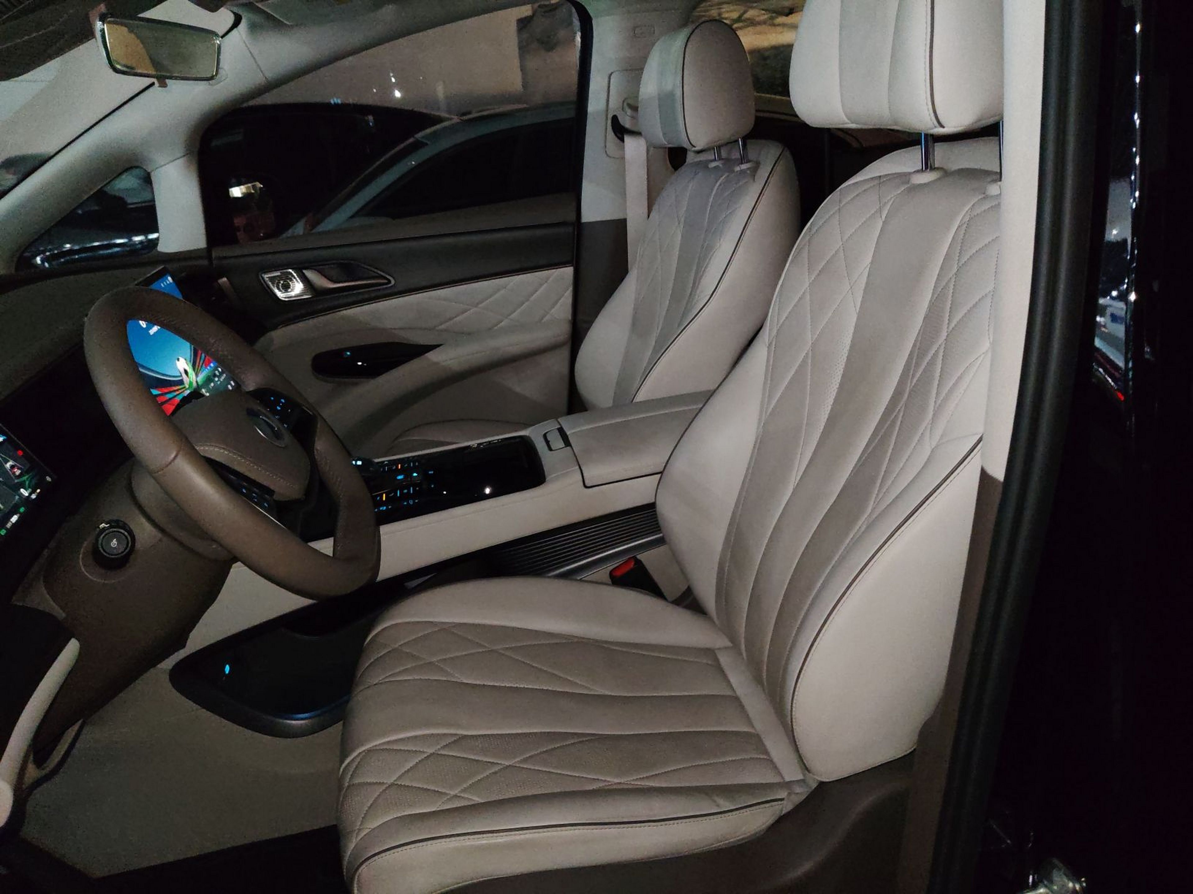 Переднее сиденье в автомобиле