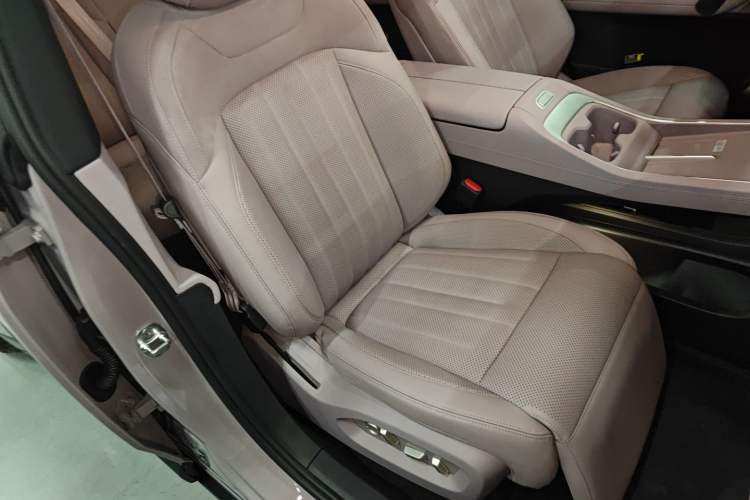 Used ONVO L60 2024 60 kWh All-Wheel Drive