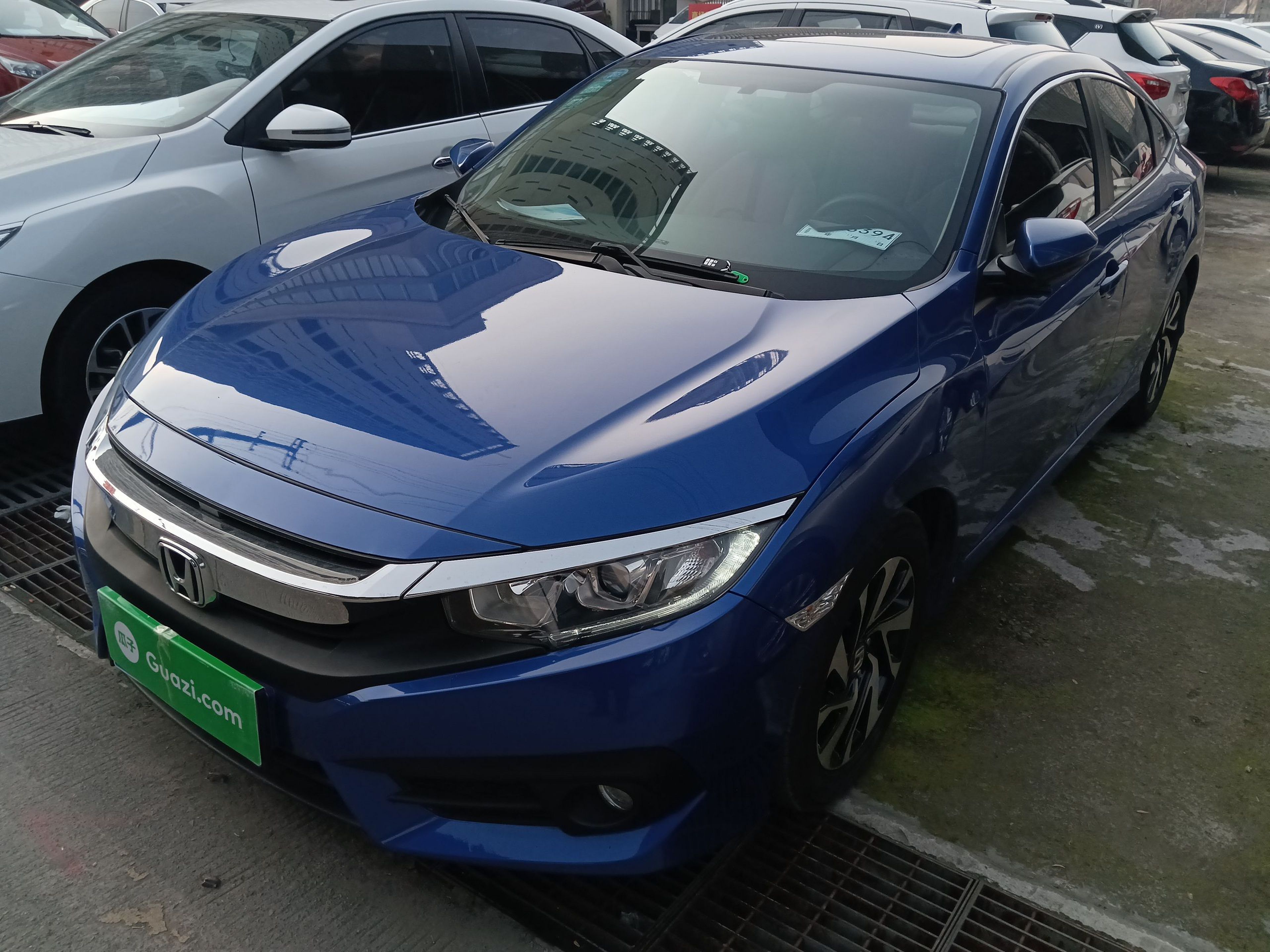 تحت مقدمة السيارة