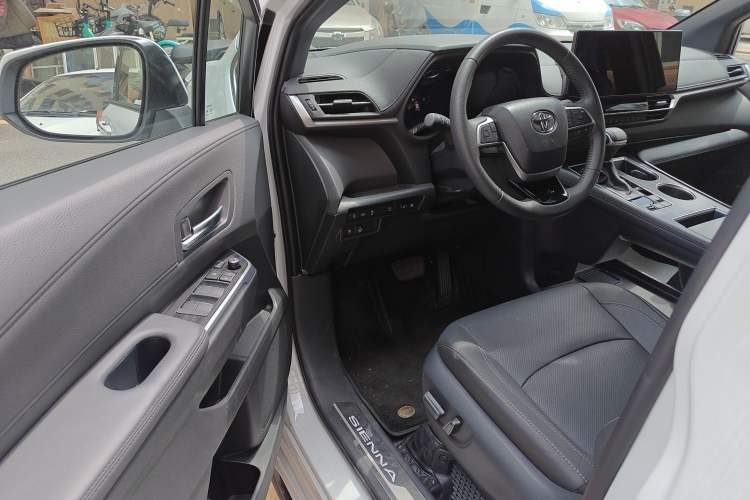 Used Toyota Sienna 2024 2.5L Hybrid Ultimate Edition
