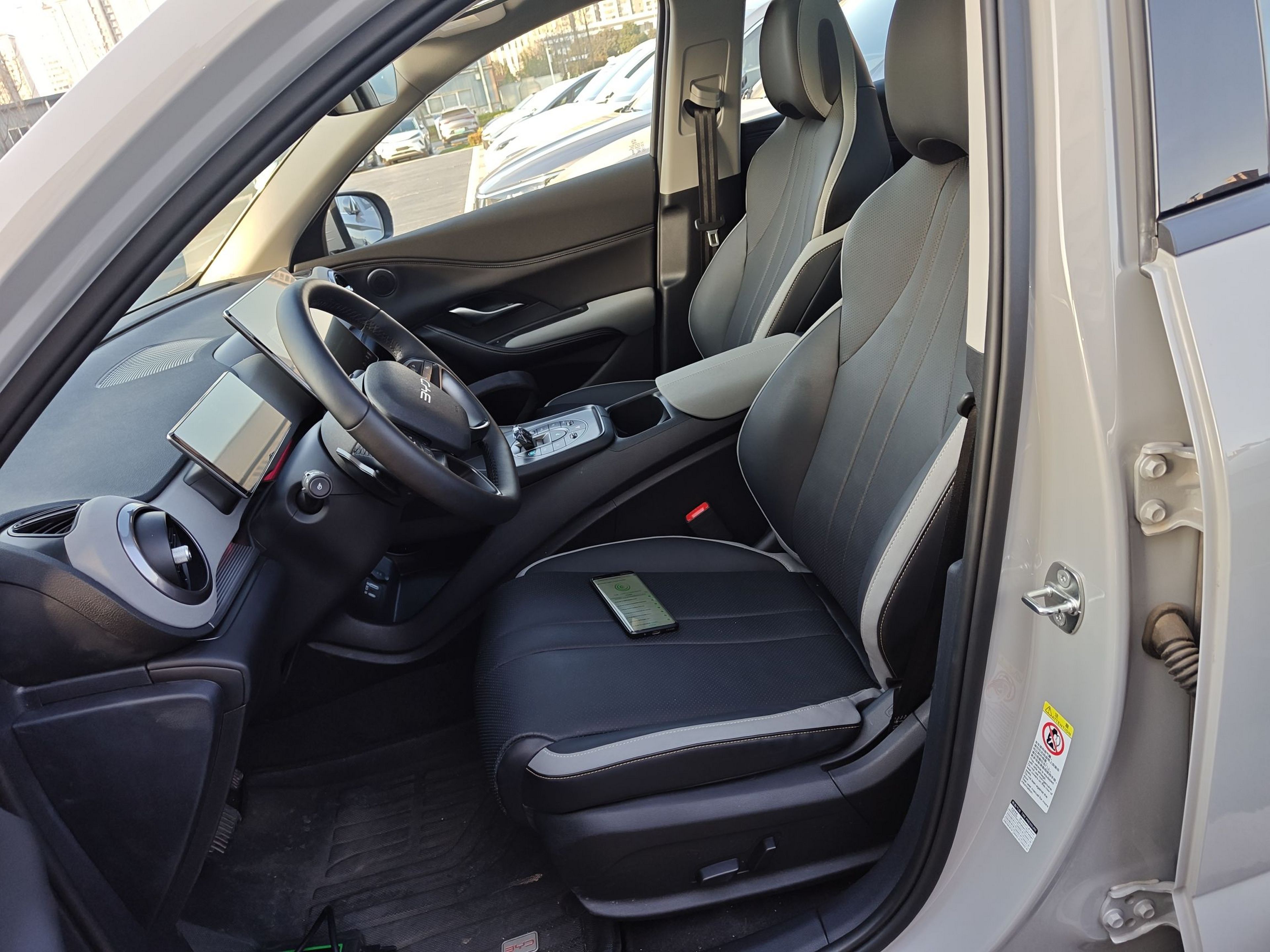 Переднее сиденье в автомобиле