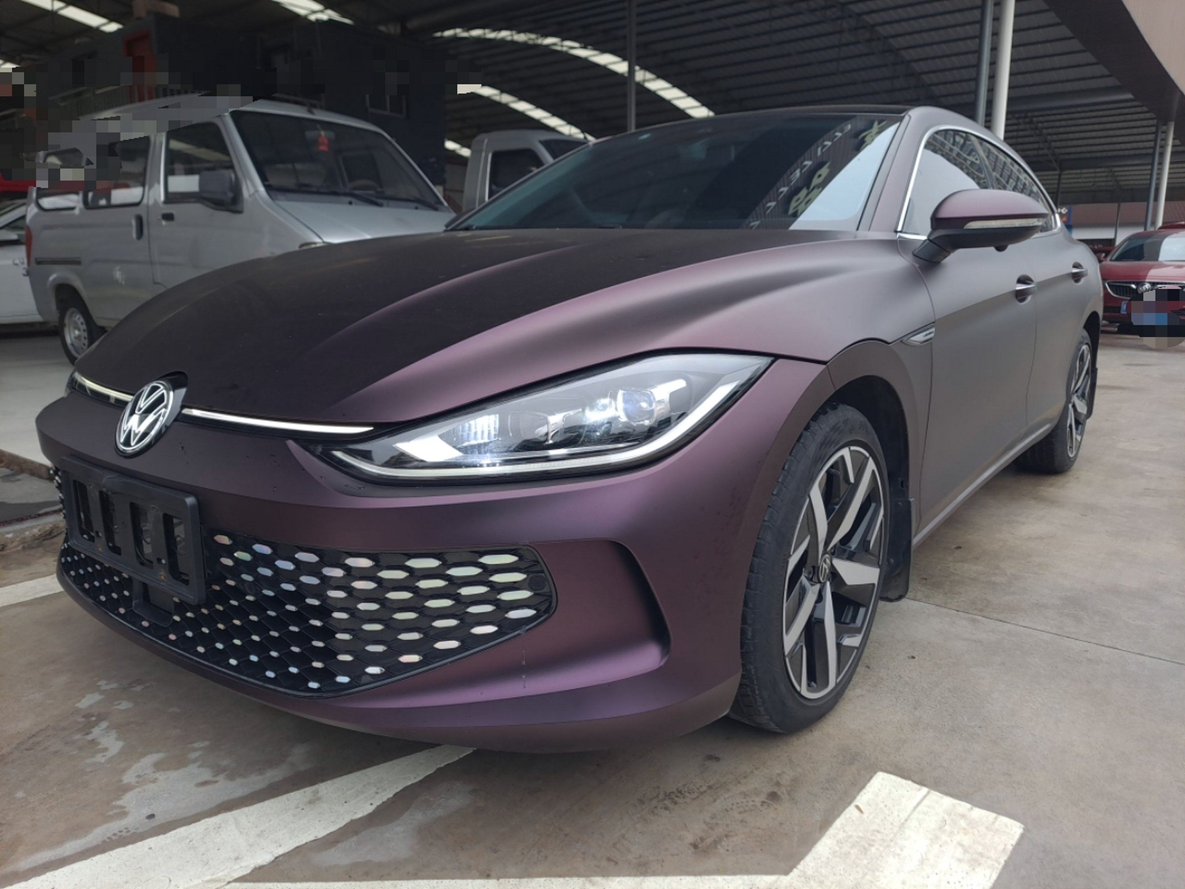 تحت مقدمة السيارة