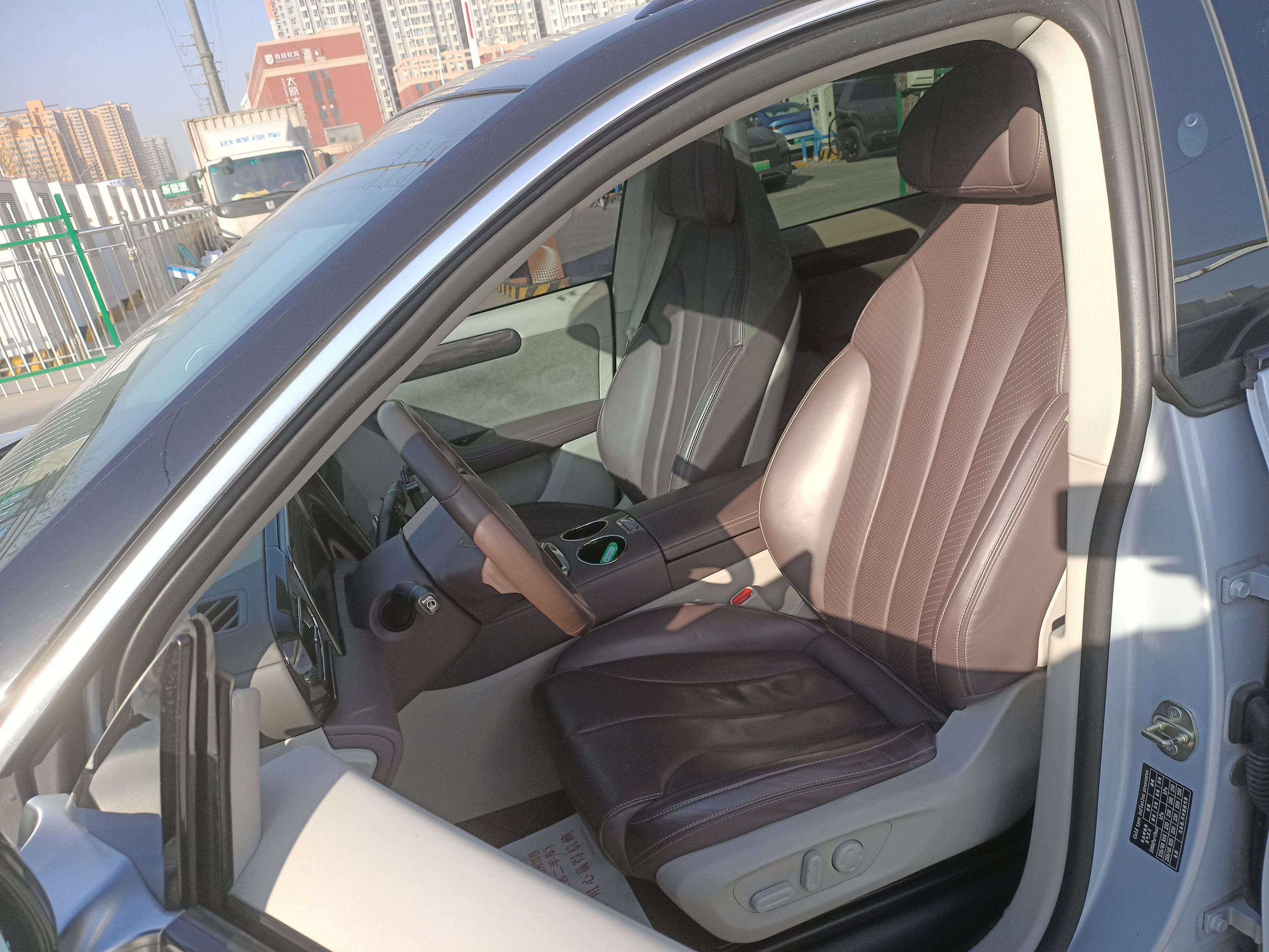 Переднее сиденье в автомобиле