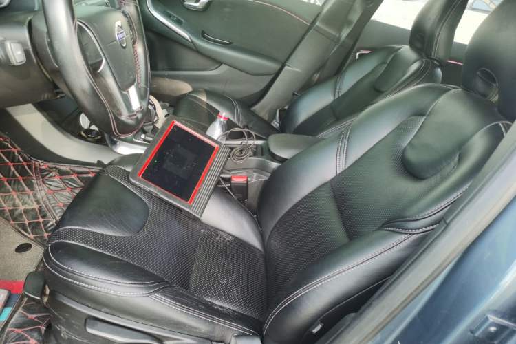 Used Volvo V40 2014 2.0T Zhiyi Version
