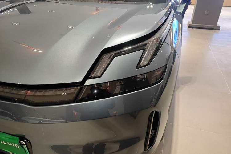 Used Lynk & Co 08 EM-P 2025 220 km All-Wheel-Drive Performance Halo
