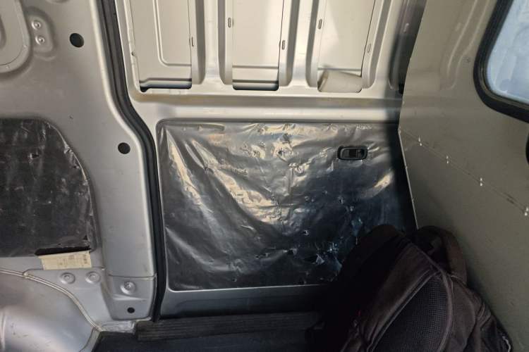 Used Wuling Hongguang V 2022 1.5L Jingqu Edition Enclosed-Window Vehicle with Hydraulic Power Steering LAR