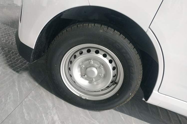 Used Wuling Yangguang 2024 300KM Comfort Version Passenger Van 75kW
