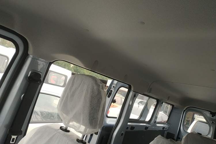 Used Wuling Yangguang 2024 300KM Comfort Version Passenger Van 75kW
