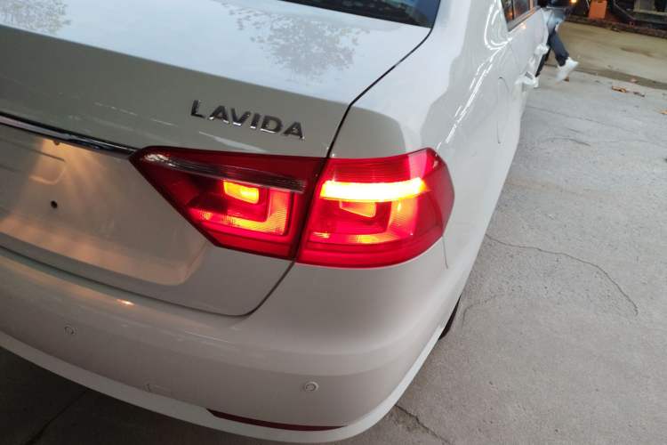 Used Volkswagen Lavida 2013 Revised Classic 1.6L Automatic Fashion Edition
