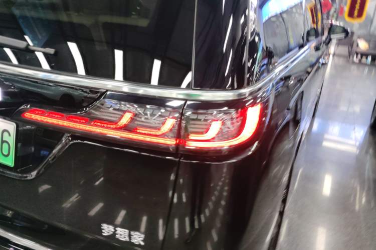 Used VOYAH Dream 2025 EV Four-Wheel Drive Flagship Kunpeng Edition
