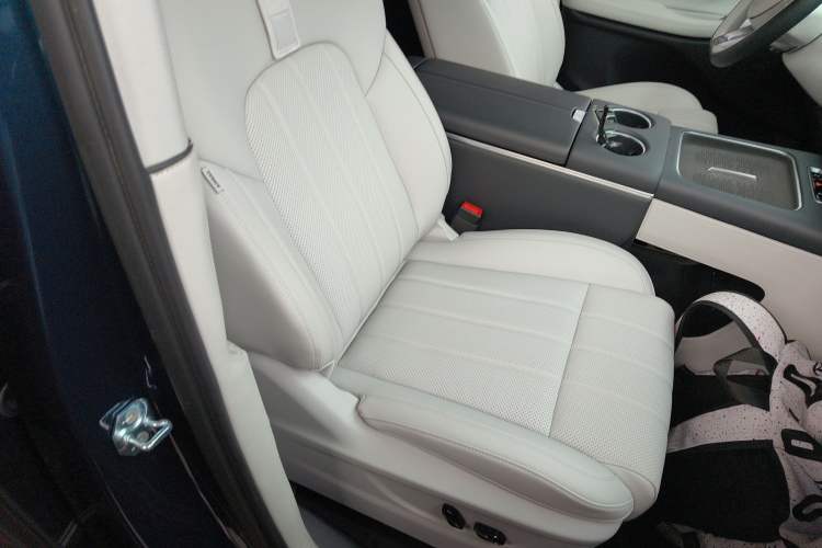 Used VOYAH Dream 2025 PHEV Four-Wheel Drive Excellence Kunpeng Edition
