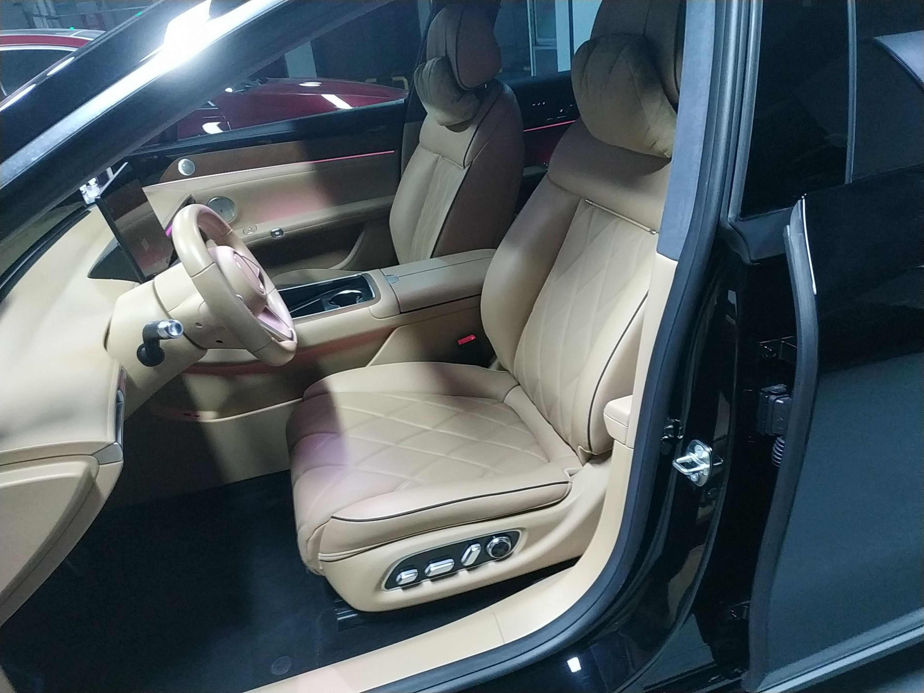 المقاعد الأمامية داخل السيارة