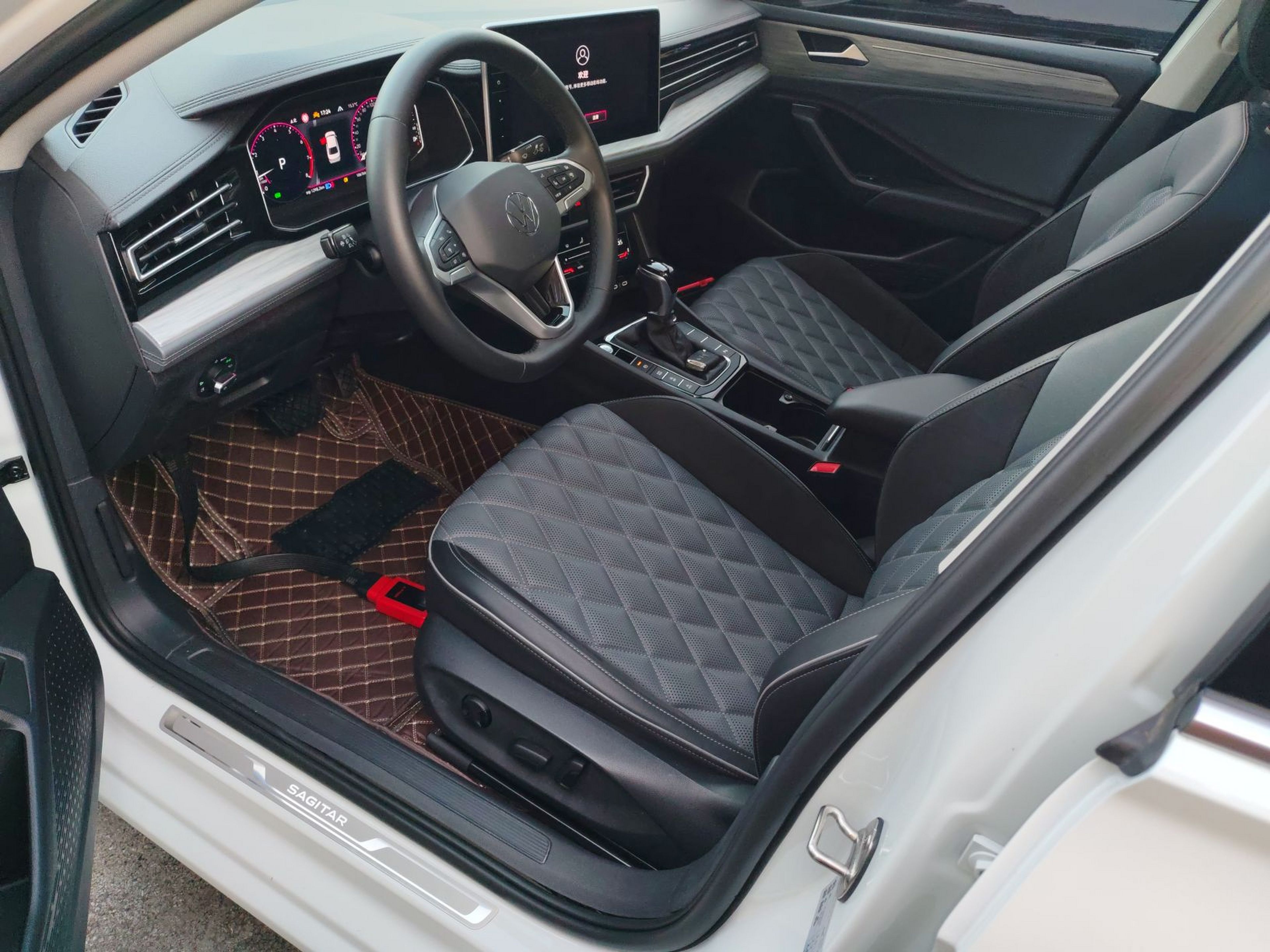 Переднее сиденье в автомобиле