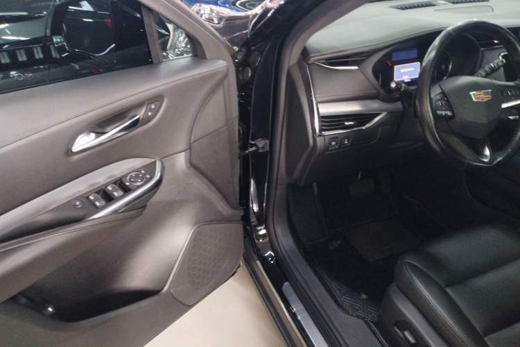 Used Cadillac XT4 2020 28T Two-Wheel-Drive Leading Version
