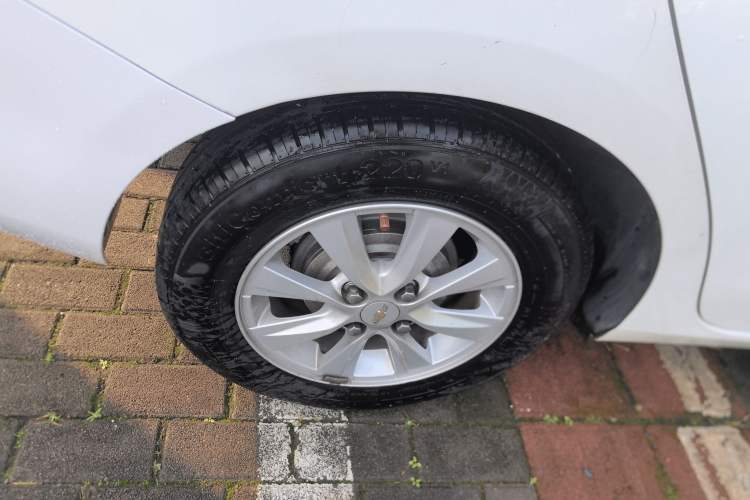 Used Chevrolet Sail 2015 Sail 3 1.5L AMT Happiness Sunroof Edition
