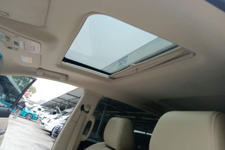 Used Buick GL8 2023 Facelifted Land Cruiser Executive Luxury Version
