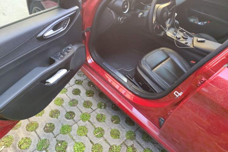 Used Alfa Romeo Giulia 2017 2.0T 200HP Luxury Edition
