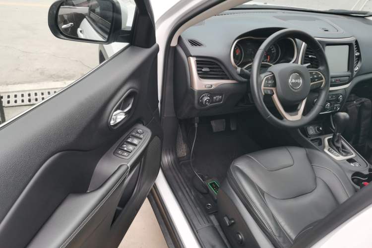 Used  Cherokee 2017 2.0L Superior Edition