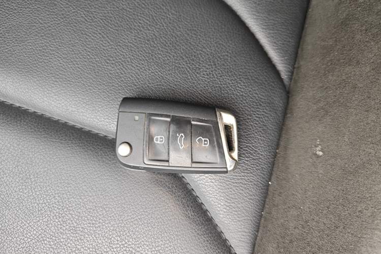 Used Volkswagen Tiguan L 2019 Revised 330TSI Automatic Two-Wheel Drive Smart & Luxury Edition China VI Standard
