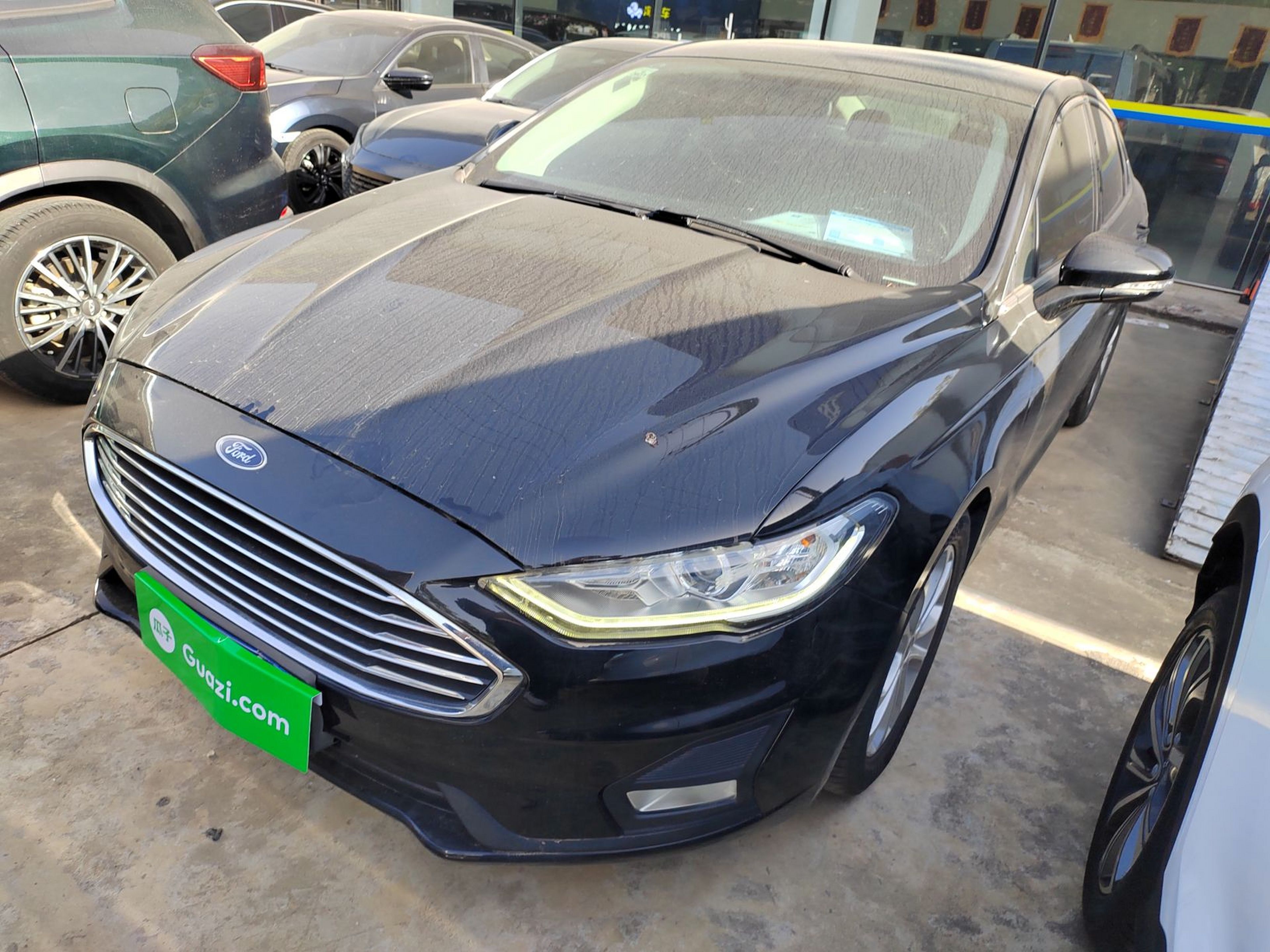 تحت مقدمة السيارة