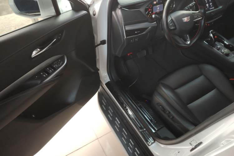 Used Cadillac XT4 2020 28T Two-Wheel-Drive Leading Version
