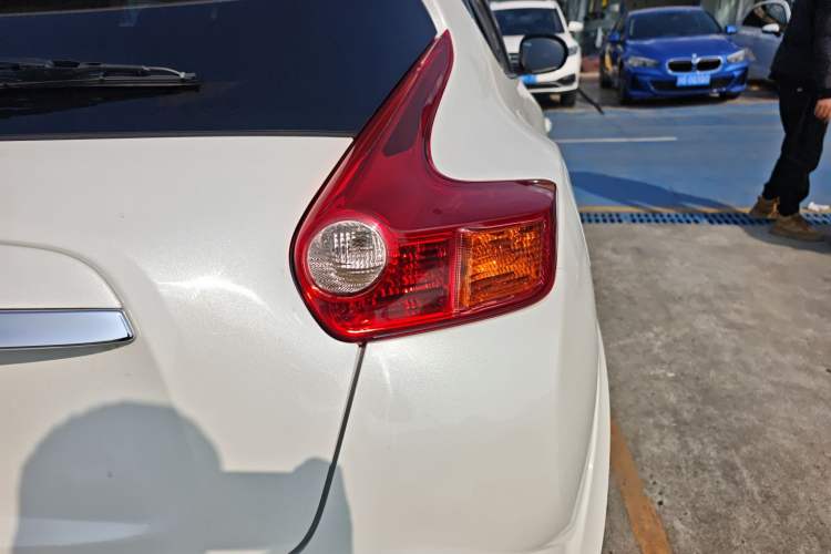 Used Infiniti ESQ 2014 1.6L Spontaneous Edition