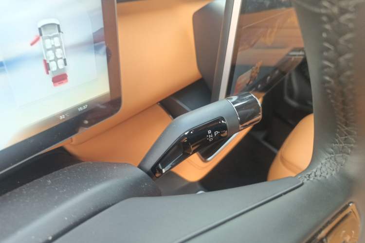 Used  LEVC L380 2024 140-Degree 6-Seater All-Wheel-Drive Ultra
