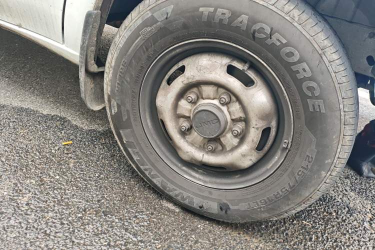 Used JMC Fushun 2025 2.0T 6MT Diesel Mid-Roof Mid-Height Commercial Multi-Purpose 7-Seater Passenger Vehicle
