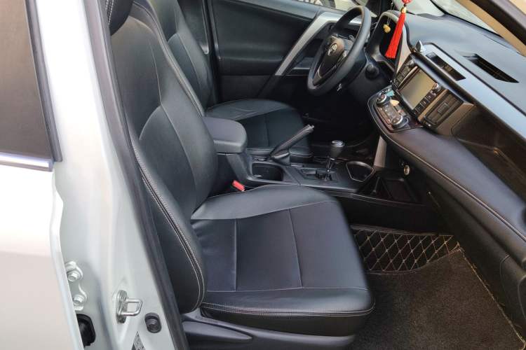 Used Toyota RAV4 2016 2.0L CVT Two-Wheel Drive Fashion Edition China V Standard
