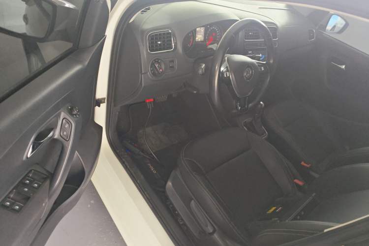 Used Volkswagen Polo 2016 1.6L Automatic Comfort Model
