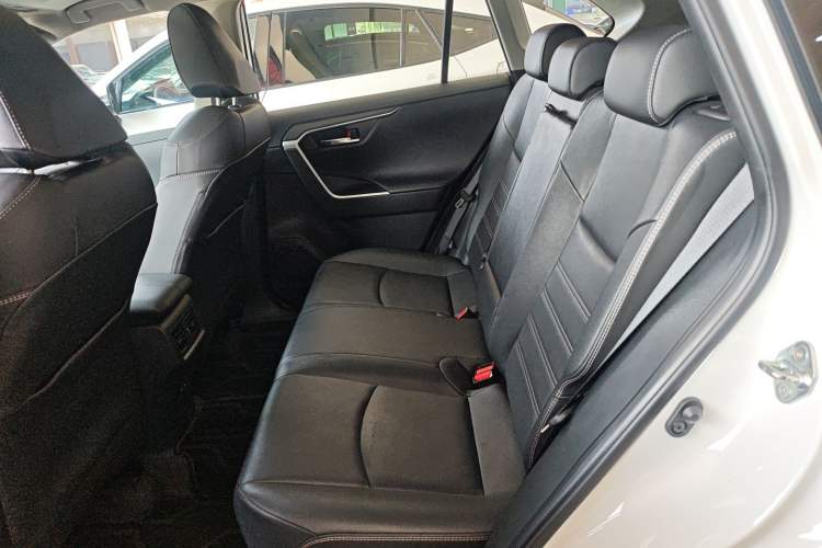 Used Toyota RAV4 2023 2.0L CVT Two-Wheel Drive 20th Anniversary Platinum Edition
