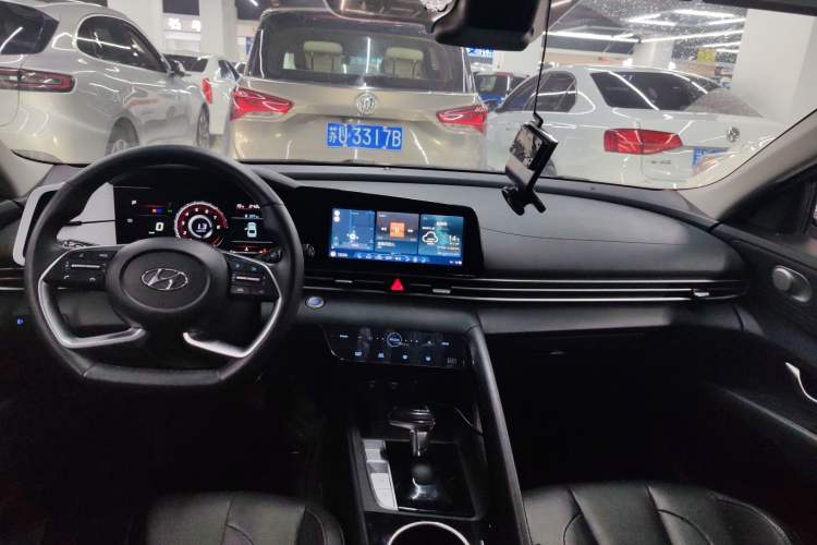 Used Hyundai Elantra 2022 1.5L CVT LUX Prestige Edition
