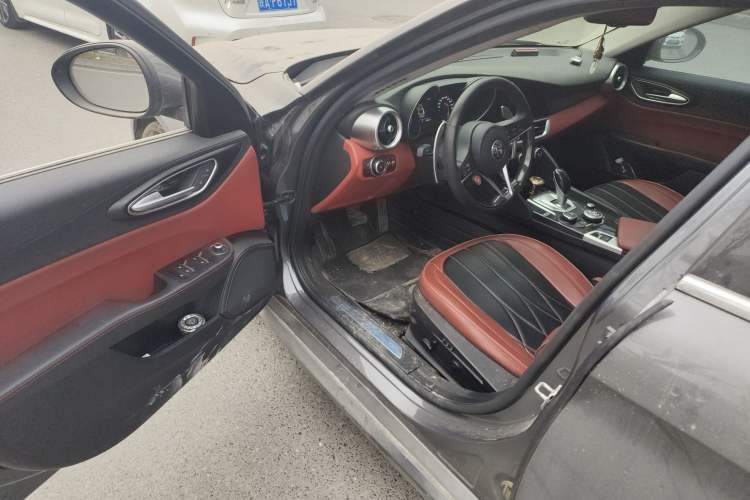 Used Alfa Romeo Giulia 2017 2.0T 280HP Luxury Edition
