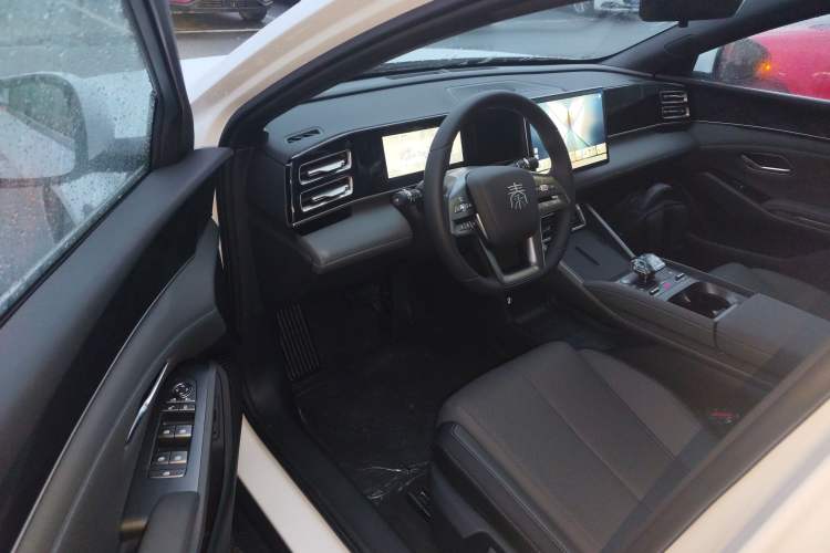 Used BYD Qin L 2025 DM-i Smart Drive 80KM Leading Model