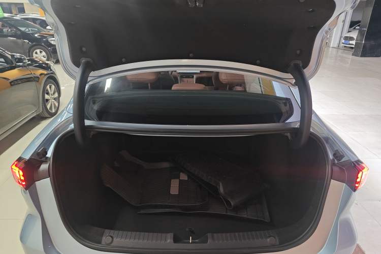 Used  L6 2025 EM-i 140km Starship Edition
