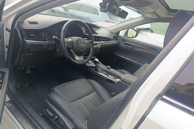 Used Lexus ES 2015 300h Comfort Edition
