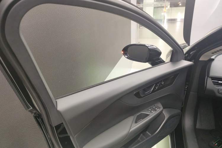 Used Hongqi E-QM5 2023 Base Travel Edition
