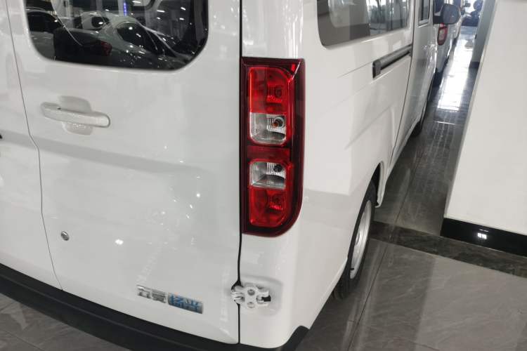 Used Wuling Yangguang 2024 300KM Comfort Version Passenger Van 75kW
