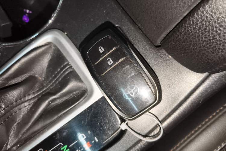 Used Toyota Highlander 2018 2.0T Four-Wheel Drive Luxury Edition 7 Seats China V Emission Standard
