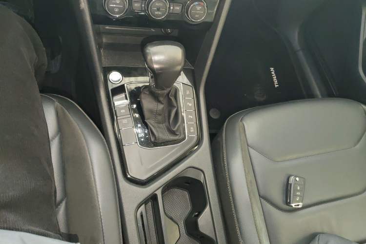 Used Volkswagen Tiguan L 2019 Revised 330TSI Automatic Two-Wheel Drive Smart & Luxury Edition China VI Standard
