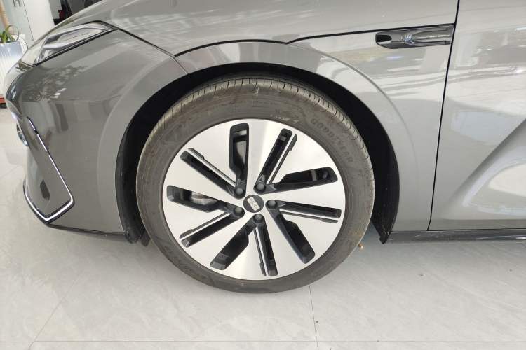 Used  E8 2024 550 km Range Rear-Drive MAX
