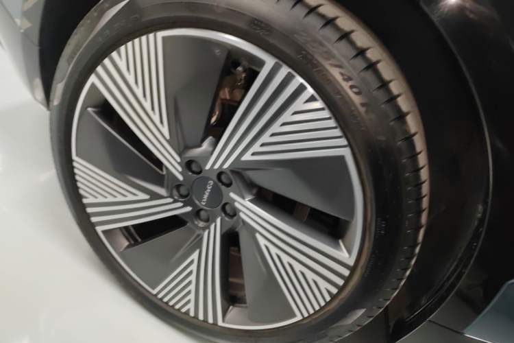 Used Lynk & Co 08 EM-P 2025 220 km All-Wheel-Drive Performance Halo