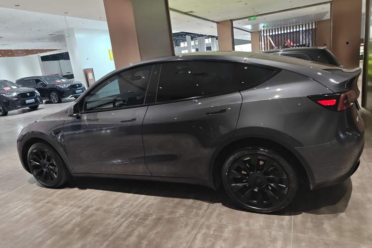 Used Tesla Model Y 2023 Long-Range All-Wheel-Drive Version
