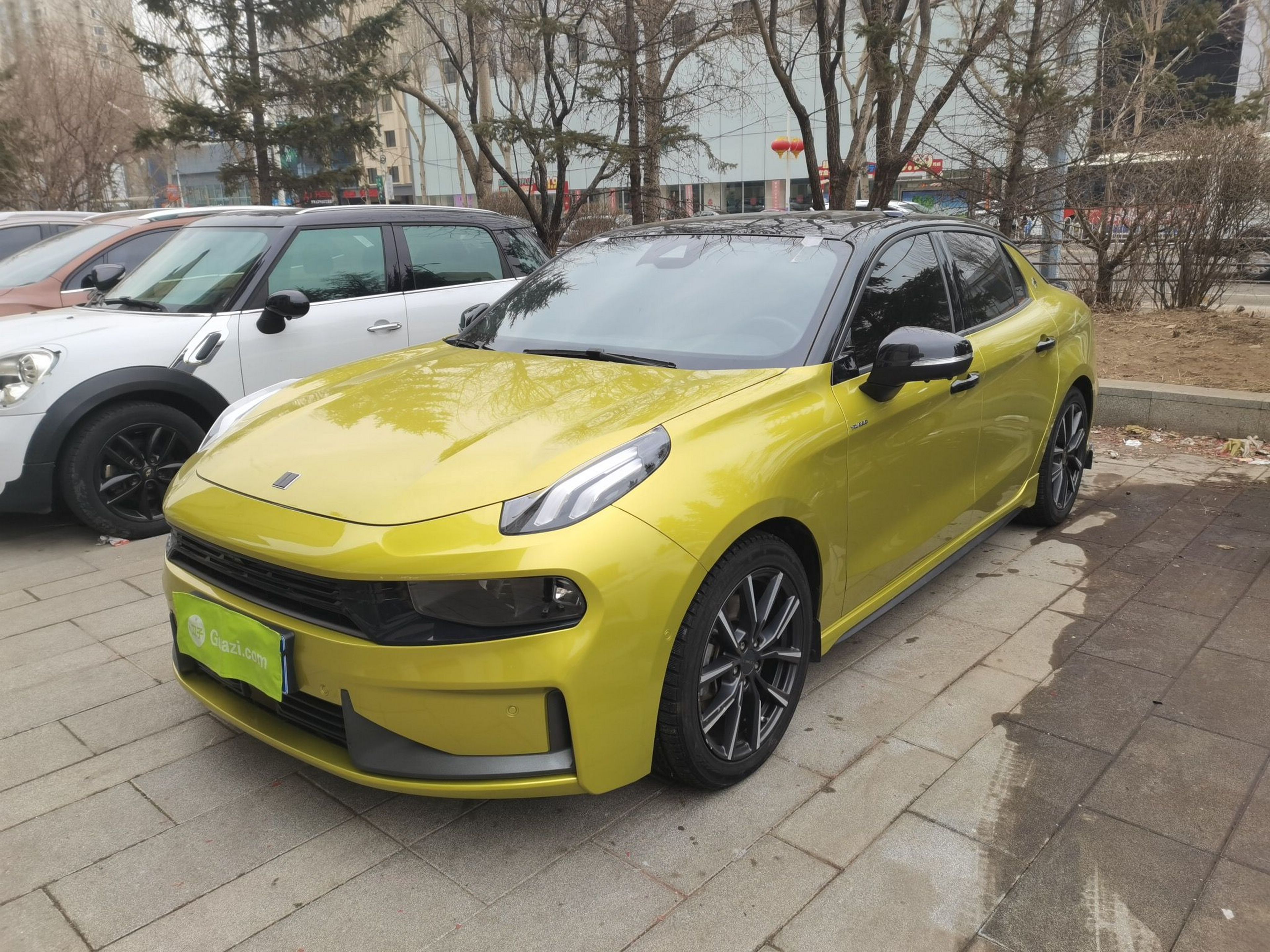 Под передней частью автомобиля