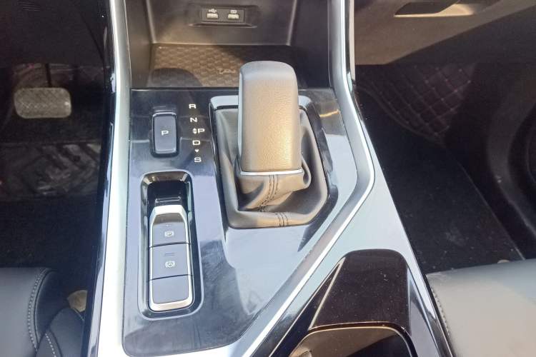 Used Wuling Asta 2022 2.0L DHT Electric-Speed Version
